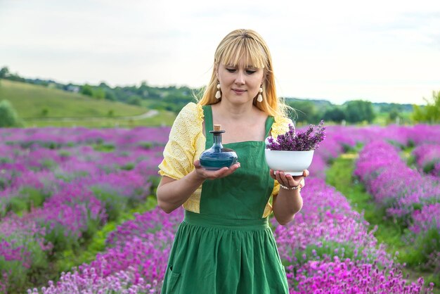 Een vrouw verzamelt lavendel voor etherische olie Selectieve focus