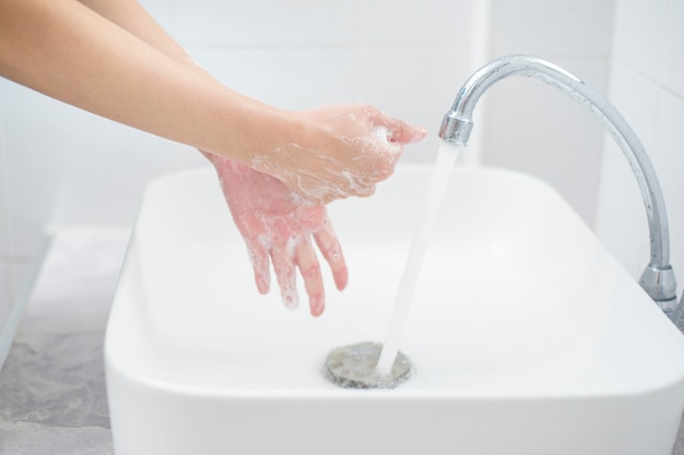 Een vrouw wast handen