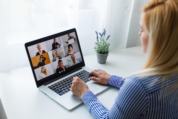 Een vrouw werkt op afstand met behulp van videoconferenties en vergaderingen en werkt op afstand vanuit huis, succesvol werk