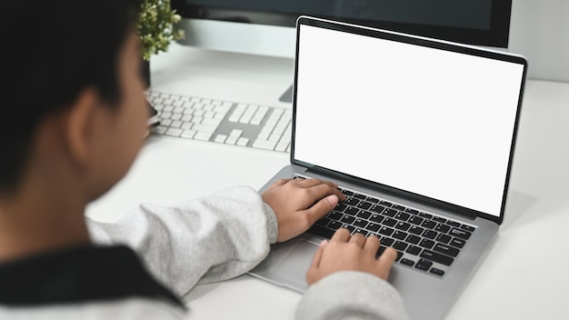 Een vrouw werkt op haar werkplek aan toetsenbord