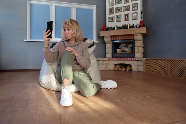 Een vrouw werkt thuis aan de telefoon