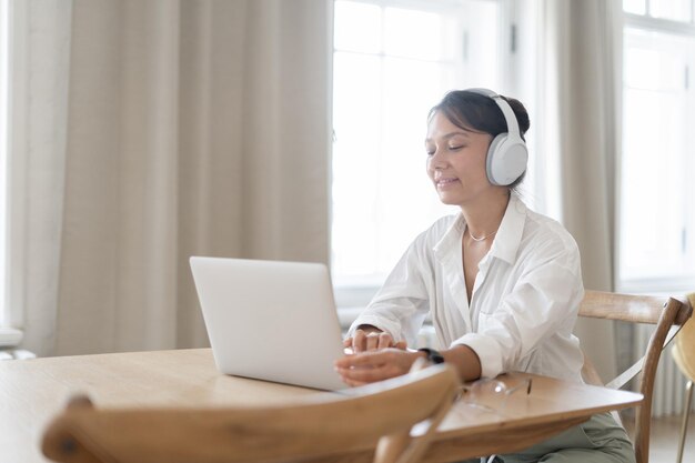 Een vrouw werkt thuis maakt gebruik van een laptop computer maakt een melding online werkplek