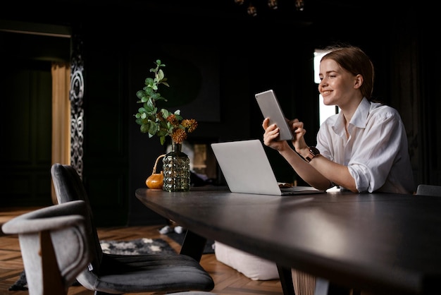 Een vrouw werkt thuis op een tablet een freelancer houdt zich bezig met online winkelen zakelijke online winkel