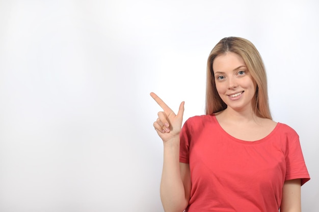 Een vrouw wijst met haar vinger naar rechts