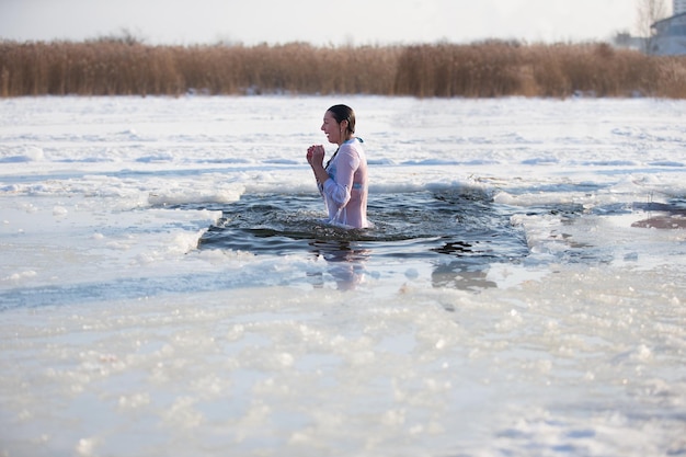 Foto een vrouw wordt in koud water gedompeld