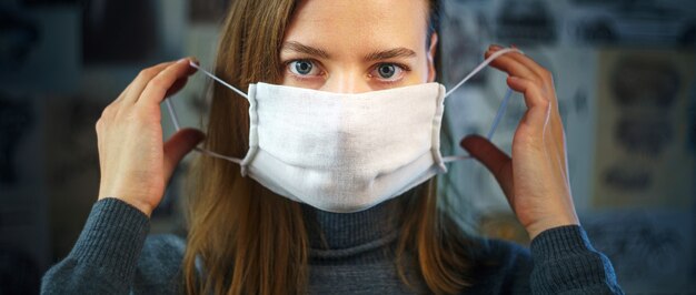 Foto een vrouw zet een gaasmasker op