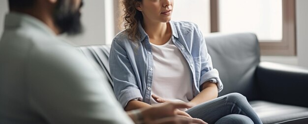 Foto een vrouw zit in een stoel met een man in gesprek met haar generatieve ai