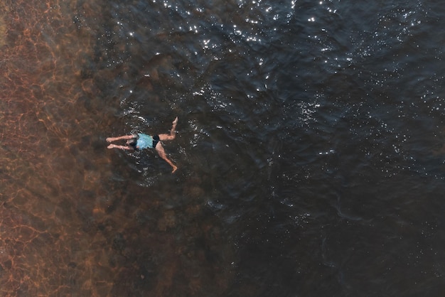 Foto een vrouw zwemt in het zuiverste meer luchtzicht avondtijd