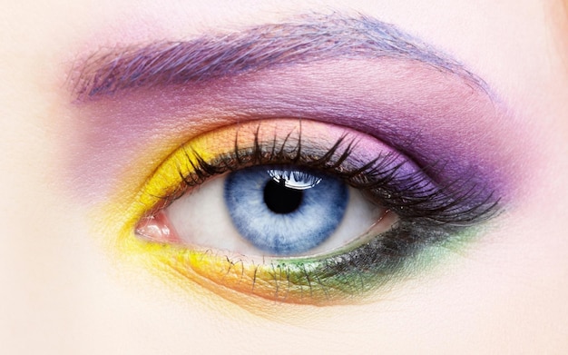 een vrouwelijk oog met een regenboog gekleurd oog en een regenbogen gekleurde oog