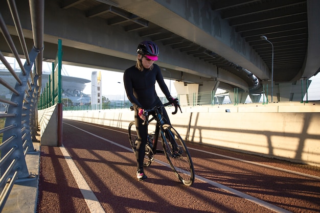 Een vrouwelijke atleet bereidt zich voor op een avondtraining op de fiets