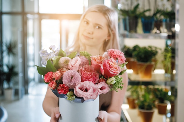 Een vrouwelijke bloemist verzamelt een boeket