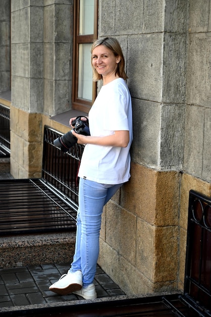 een vrouwelijke fotograaf met een camera in haar haa vrouwelijke fotograaf met een camera in haar handen loopt door de straten van de stad