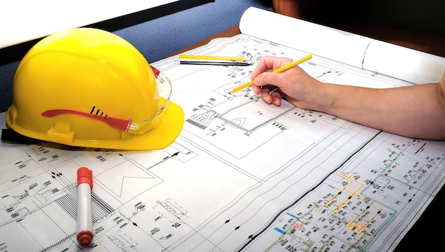 Een vrouwelijke ingenieur werkt aan een diagram