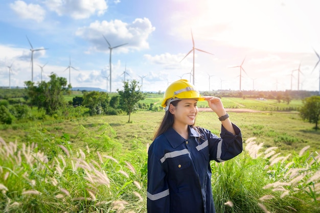 Een vrouwelijke ingenieur zet bij zonsondergang een beschermende helm op haar hoofd