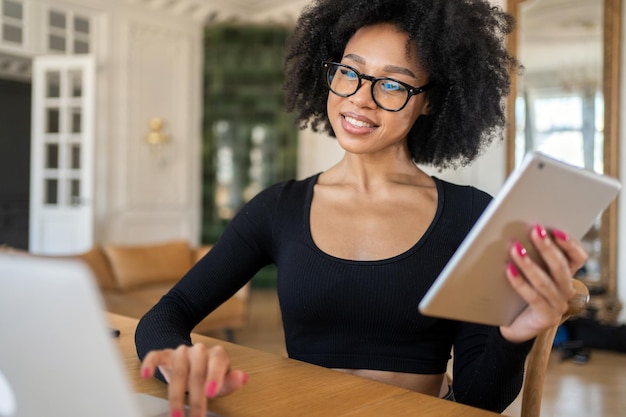 Een vrouwelijke manager met een computerbril werkt in een coworking-kantoorruimte in formele kleding