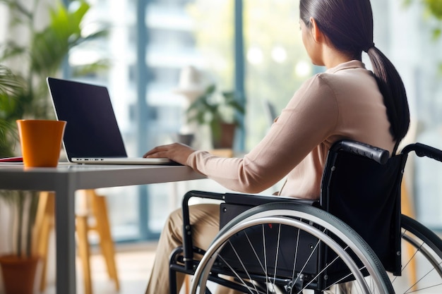 Een vrouwelijke ondernemer met een beperking werkt op een kantoor achter een laptop