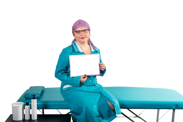 Een vrouwelijke ontharingsmeester in een medisch uniform met certificaten in haar handen naast de bank, red een plaats