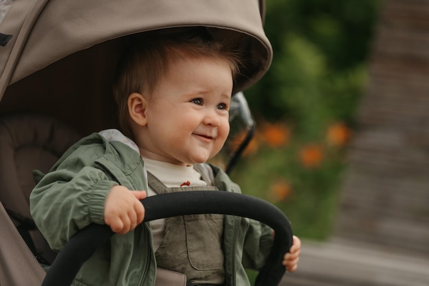 Een vrouwelijke peuter zit op een bewolkte dag in de kinderwagen