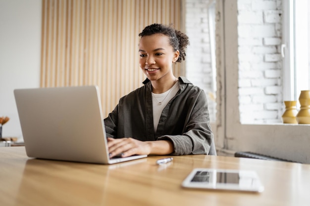 Een vrouwelijke programmeurswerkplek werkt aan een project online IT-beroep