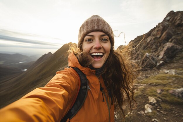 Foto een vrouwelijke reiziger selfie op de klif en op zoek naar het uitzicht.