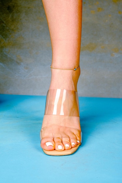 Foto een vrouwelijke voet met een riem waarop x staat