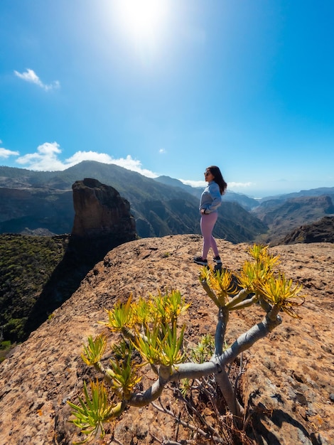 Een vrouwelijke wandelaar bij het uitkijkpunt van Roque Palmes bij Roque Nublo op Gran Canaria Canarische eilanden