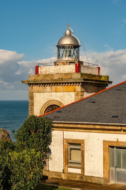 Een vuurtoren of lichtsignaaltoren gelegen aan de zeekust of op het vasteland