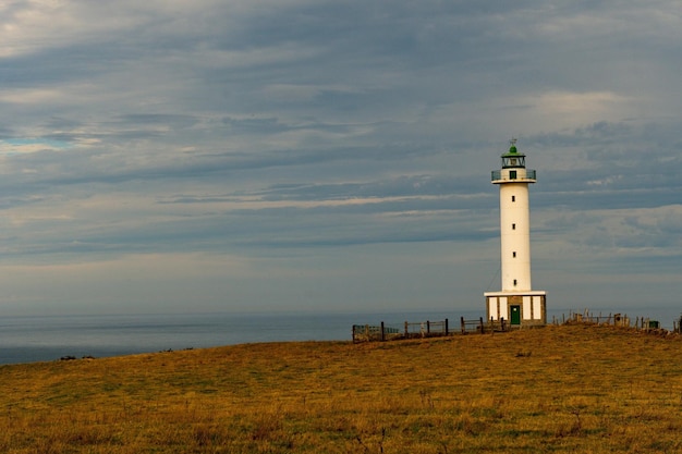 Een vuurtoren of lichtsignaaltoren gelegen aan de zeekust of op het vasteland