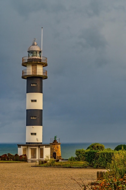 Een vuurtoren of lichtsignaaltoren gelegen aan de zeekust of op het vasteland