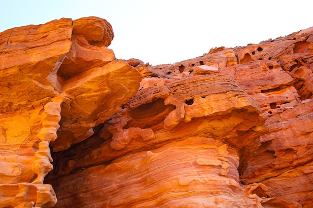 Een waanzinnig mooie rode canyon is een canyon met enorme rotsen