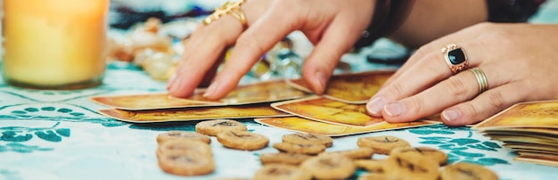 Een waarzegger leest met tarotkaarten Selectieve focus