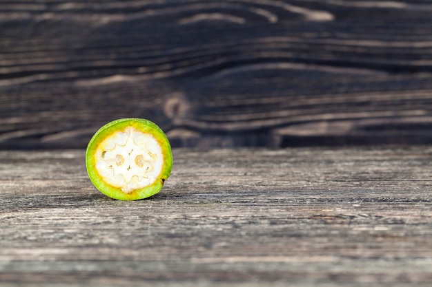 Een walnotenpit in tweeën gesneden, op een houten tafel is de walnootstructuur zichtbaar