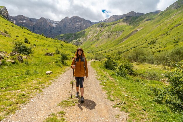 Een wandelaar in de Ripera-vallei in de stad Panticosa in de Pyreneeën Huesca