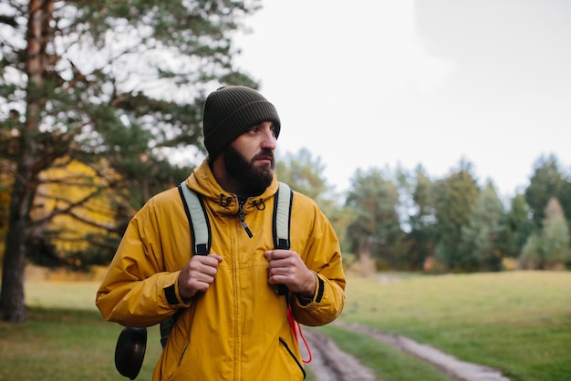 Een wandelaar wandelen in de natuur met rugzak