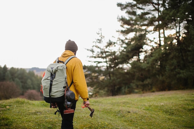 Een wandelaar wandelen in de natuur met rugzak