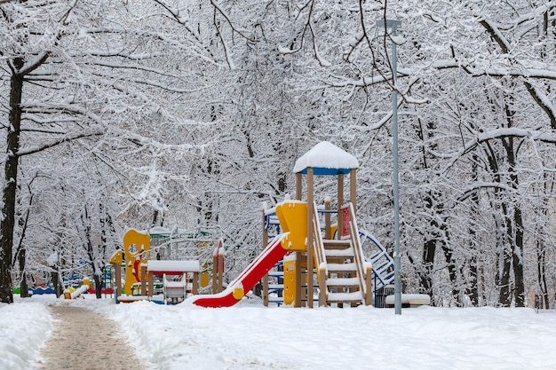 Een wandeling door het besneeuwde park