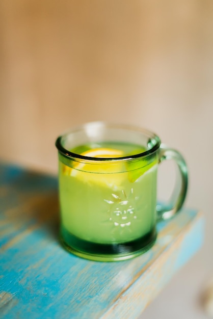 Een warme alcoholische drank met munt en citroen in een glazen mok