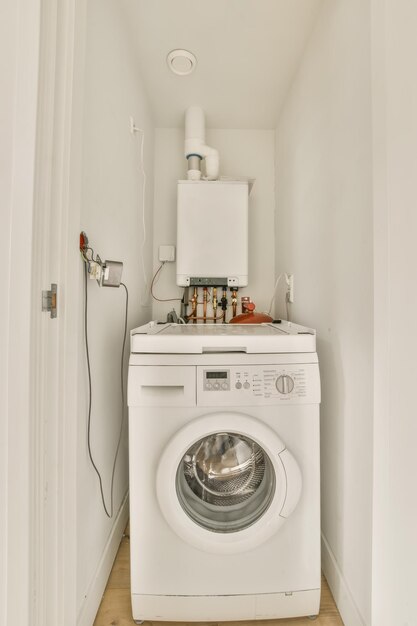 een wasmachine en droger in een witte kamer