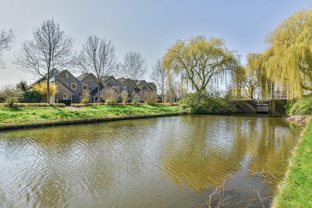 Een watermassa met huizen op de achtergrond