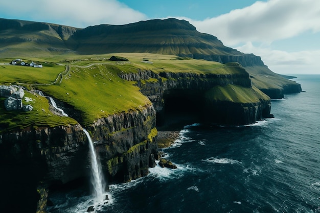 Een waterval aan de kust