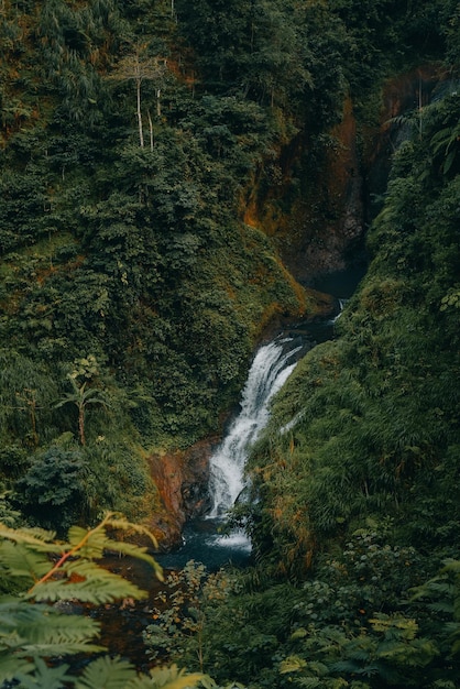 Een waterval in purworejo, Indonesië