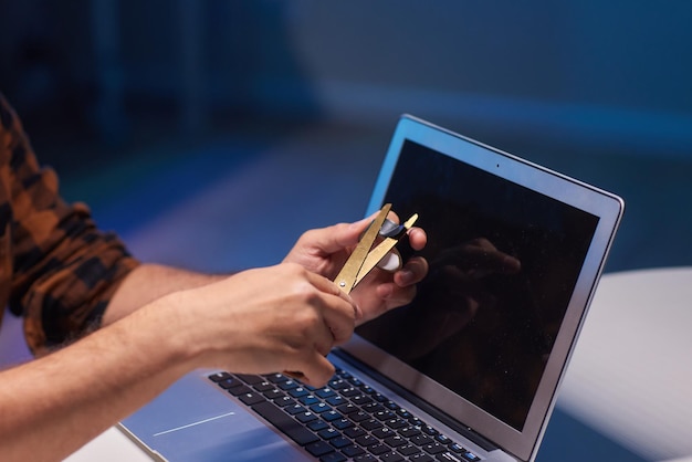 Een webcam van een laptop die om veiligheidsredenen is verzegeld, kijkt uit achter de sticker