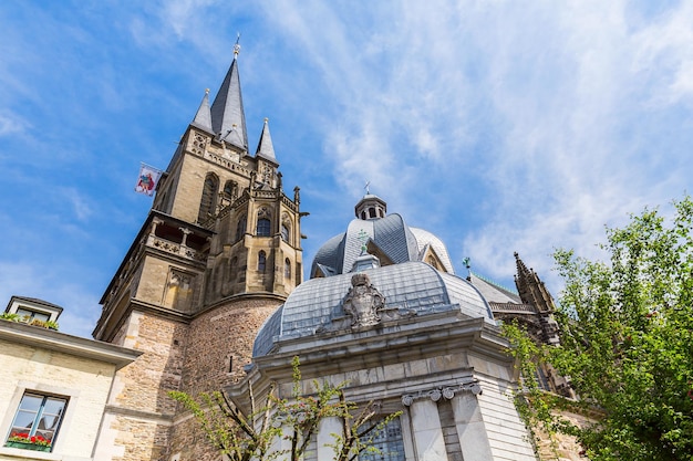 Een weergave van de kathedraal van Aken in het voorjaar in Duitsland. Buiten genomen met een 5D mark III.