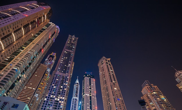 Een weergave van de skyline van Dubai Marina met de jachthaven en JBR