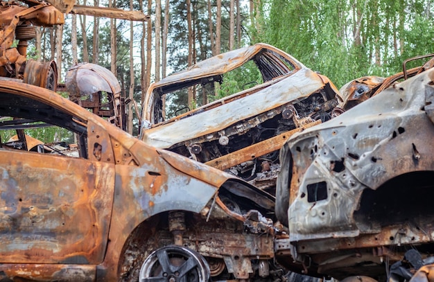 Een weergave van uitgebrande auto's na raketaanvallen door de Russische militaire Oorlog van Rusland tegen Oekraïne