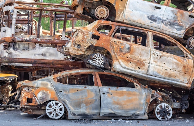 Foto een weergave van uitgebrande auto's na raketaanvallen door de russische militaire oorlog van rusland tegen oekraïne