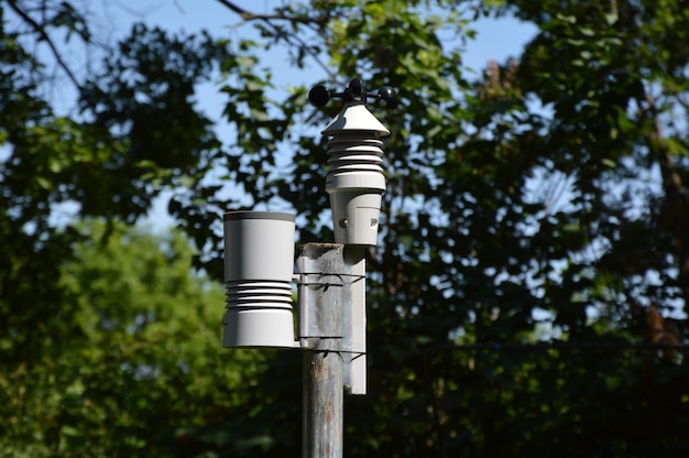Een weerstation in de tuin.