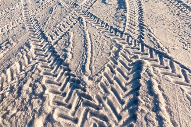 Een weg bedekt met sneeuw in de winter