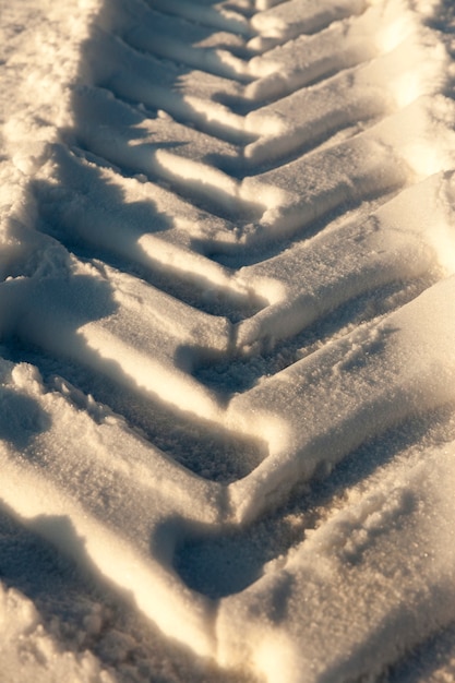 Een weg bedekt met sneeuw in de winter