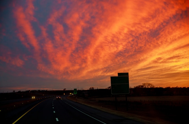 Een weg in een kleurrijke zonsondergang in Texas